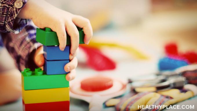 Otroška terapija lahko otrokom zelo koristi. Več o tehnikah in dejavnostih, ki se uporabljajo pri igranju z otroki, in o tem, kdo ima koristi, najdete tukaj na HealthyPlace. 