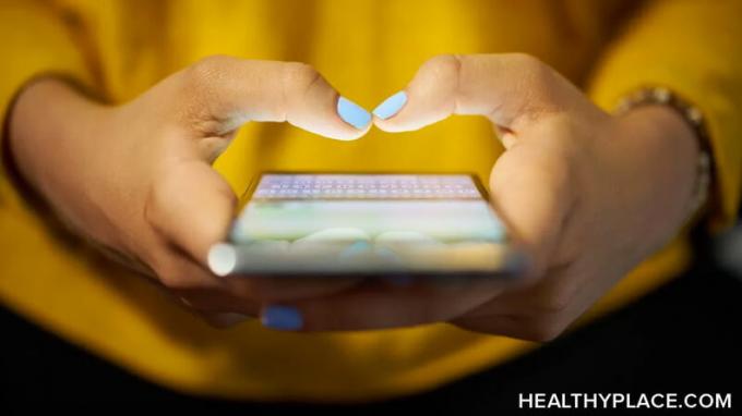 Pametni telefoni lahko povzročijo, da naše duševno zdravje trpi, a skrajšanje časa zaslona lahko zmanjša stres in ustvari več blaženosti. Njeno vprašanje, kako zmanjšati uporabo pametnih telefonov.