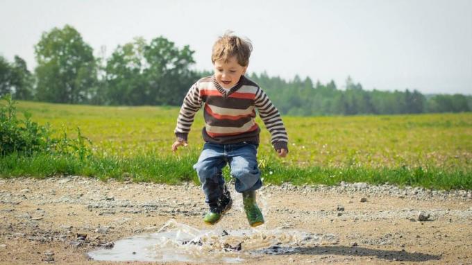 Fant z ADHD, ki skače v blatni luži