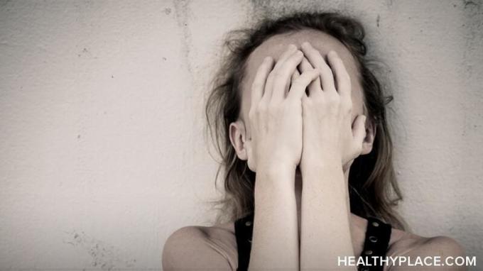 Kaj se zgodi, ko imate disociativno motnjo identitete, simptome tesnobe in napade panike? Spoznajte, kako se te duševne bolezni med seboj ujemajo. 