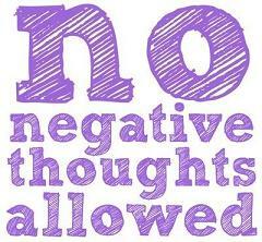 Ali vas negativne misli spravljajo pred srečo? Te negativne misli je mogoče spremeniti v pozitivno samogovorjenje. Preberite, kako s tem primerom. 