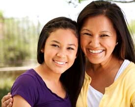 Matere, ki modelirajo težave s telesno sliko in negativno samogovorjenje, ogrožajo samozavest svoje hčerke