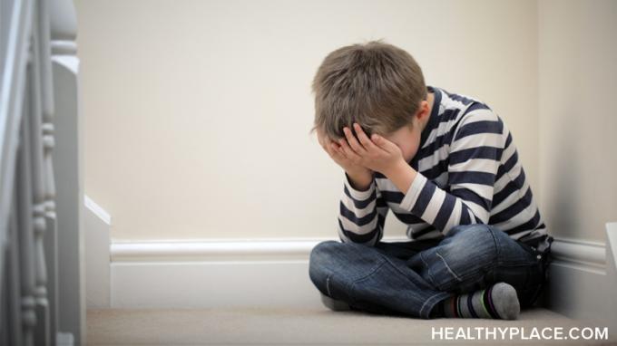 PTSD pri otrocih je resničen. Na spletni strani HealthyPlace.com se naučite vzroke, simptome, učinke in zdravljenje PTSD pri otrocih katere koli starosti