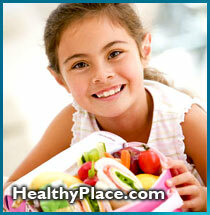 Nasveti za starše: kaj storiti in kako otroku predšolski otrok predstaviti hrano, da jih nauči zdravo prehranjevati.