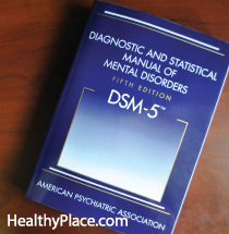 V DSM obstajajo štirje tipi simptomov PTSD, toda ali pri DSM-5 manjkajo simptomi PTSD? Oglejte si dodatne simptome ljudi z PTSP.