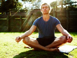 Spoznajte nešteto prednosti joge, vključno z umirjanjem uma in s čustvi pod nadzorom.