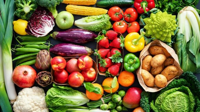 Ozadje hrane z izbiro svežega zdravega ekološkega sadja in zelenjave na mizi