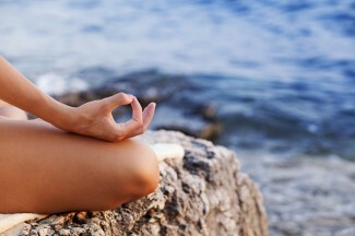 Soočanje z ADHD je lahko zahtevno, meditacija pa lahko pomaga pri soočanju z ADHD. Spoznajte prednosti meditacije za ADHD.