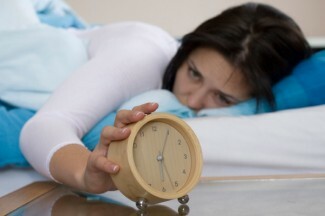 Z nastavitvijo rutine pred zaspanjem in ko se boste zbudili, se boste manj verjetno zbudili nesrečni in manj verjetno se boste kot odgovor obrnili na samopoškodovanje. 