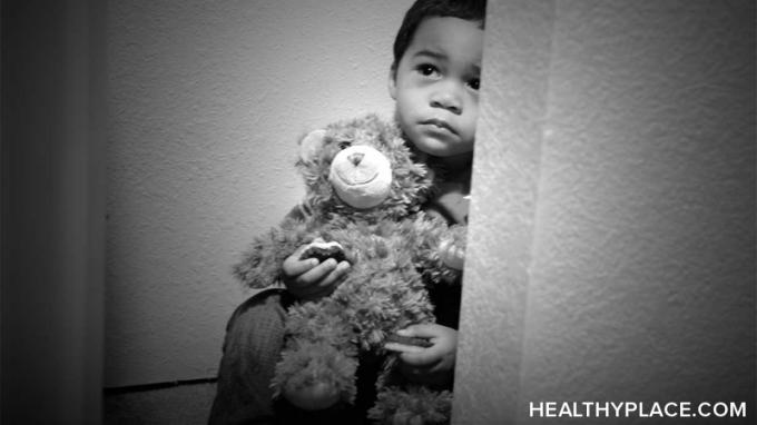 Opredelitev zlorabe otrok vključuje vsako dejanje, ki otroku povzroči telesno ali čustveno škodo. Pridobite poglobljene podatke o zlorabi otrok.