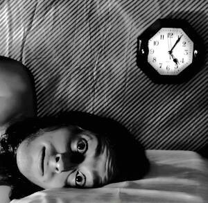 Anksioznost in pomanjkanje spanja se napajata drug drugega, ki drug drugega poslabšujeta. Kot rezultat, smo izčrpani, tesnobni in nesrečni. Toda oboje lahko premagamo.