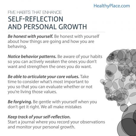 Plakat, ki daje pet nasvetov o samorefleksiji za doseganje osebne rasti.
